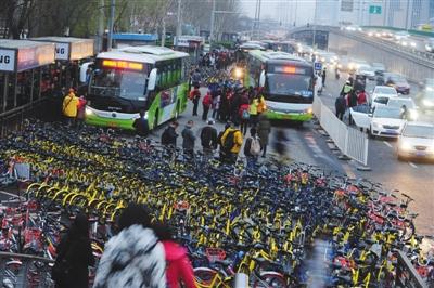 23日，北京，位于大望橋東側的公交車站被上千輛共享單車“圍困”。圖/視覺中國